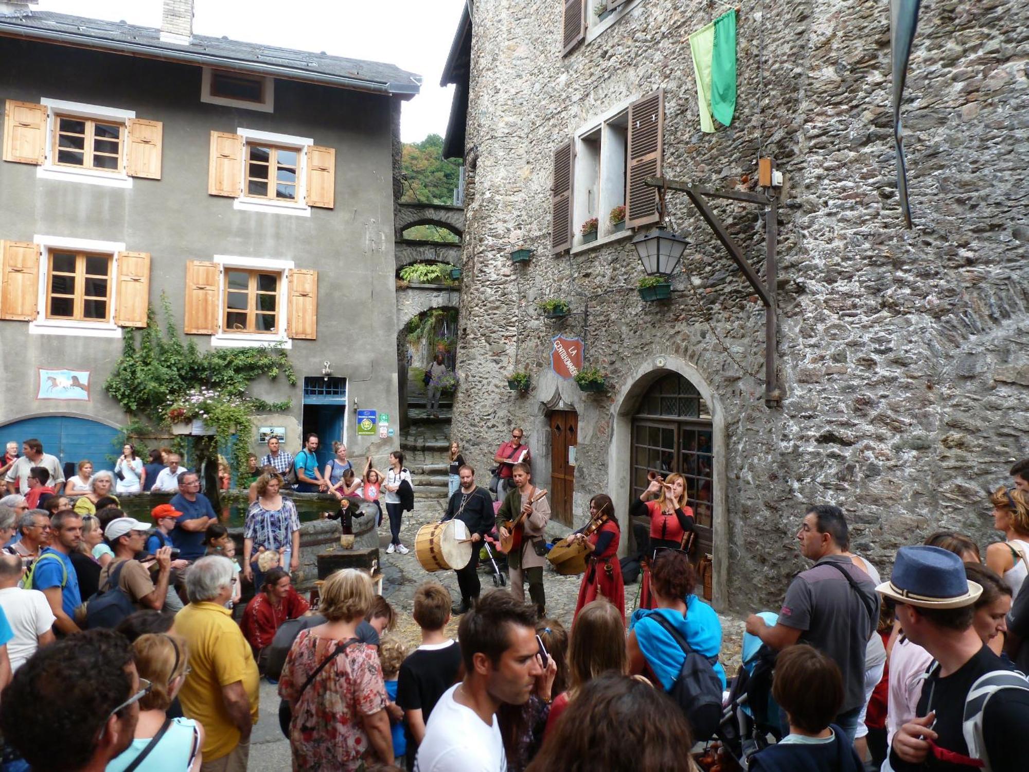 Au Cheval Blanc - Appartements Et Chambres D'Hotes Albertville Buitenkant foto